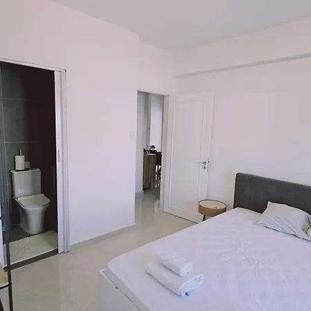 Aphrodite Apartment *